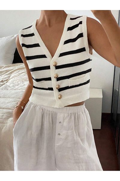 hidafashion Buttoned V-Neck Knit Vest