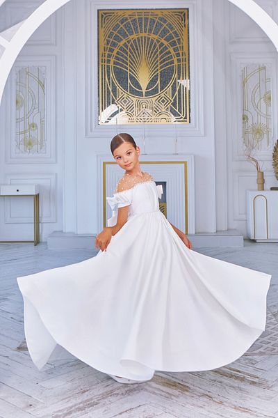 By Feyza Kids Collection By Feyza Couture Élégance Κοριτσίστικο βραδινό φόρεμα αμερικανικού σατέν με λεπτομέρεια μαργαριταριού...
