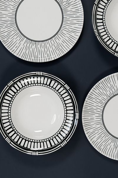 EBUTAY Raggi Nero Series Set of 4 Porcelain Plates (2 Pieces of 30 cm Sole Raggi Presentation Plate, 2 Pieces of 27 cm Colo