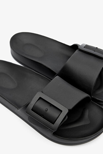 Penti Μαύρες παντόφλες με μεγάλη πόρπη