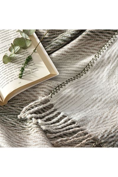 Linens Jovial Throw / Tv Blanket Green
