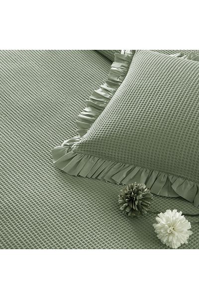 Linens Green Four-Person Bed Cover Set