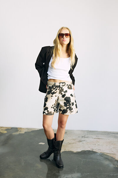 bases. İnek Desenli Bol Kesim Denim Şort