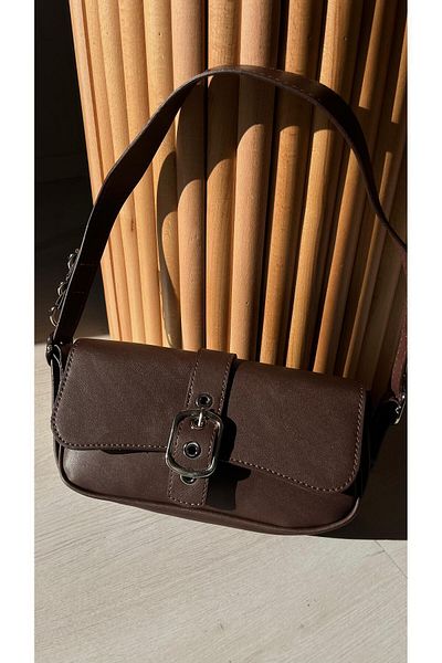 Cosy Bag Bitter Brown Geantă de damă cu cataramă metalică detaliată pentru umăr, baghetă pentru femei, cu două bretele, elegantă Zr