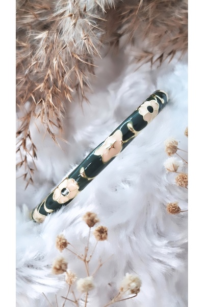 Serenity سوار زاماك مطلي بالنحاس الساتان الملون بتصميم زهرة