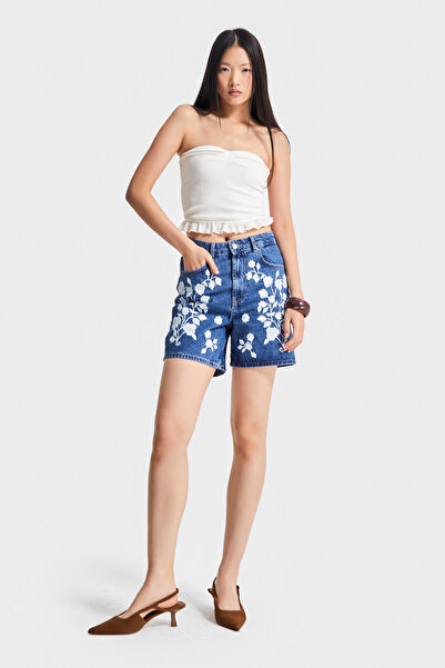 its basic Kadın Mavi Renk 1S5-5 Beyaz Çiçek Nakışlı Midi Boy %100 Koton Tasarım Denim Şort