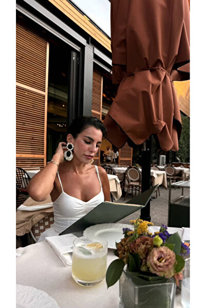 Bo Takı ve Aksesuar Black and White Hanging Straw Flower Earrings