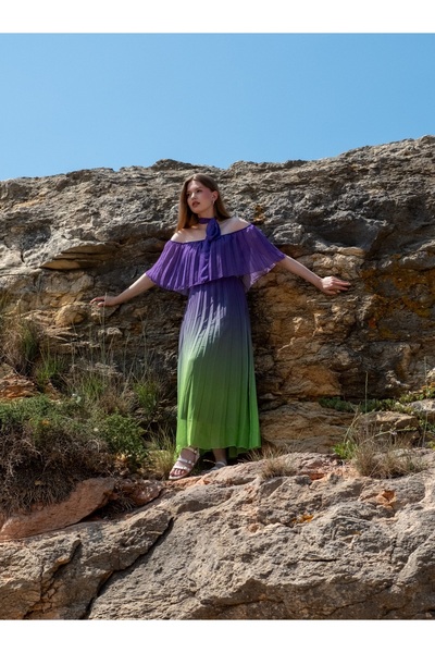 S&A Collectionn Макси рокля от тюл с плисирана яка „Мадона“ с цветен градиент - с отворени рамене