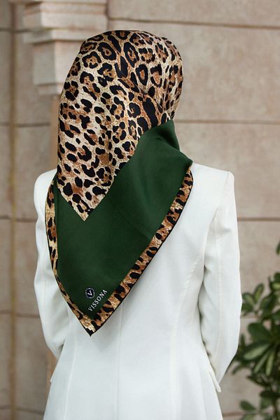 Vissona 100% Twill Silk Leopard μοτίβο Σμαραγδένιο Πράσινο Χρώμα 90x90 Σχήμα Ραπτικής Κασκόλ: Ράψιμο στο χέρι