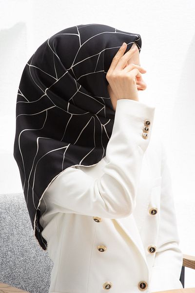 Vissona 100% Twill Silk Line Pattern Μαύρο Κρεμ Χρώμα 90x90 Φουλάρι Σχήμα Φύτευσης: Ράψιμο στο χέρι