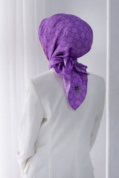 Vissona 100% Twill Silk Monogram με μοτίβο λιλά χρώμα 90x90 Σχήμα ραπτικής κασκόλ: Ράψιμο στο χέρι