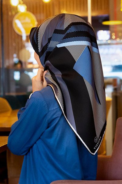 Vissona Μαύρο Indigo Geometric Pattern Twill Silk - 90x90 Φουλάρι Σχήμα Ραπτικής: Ράψιμο στο χέρι
