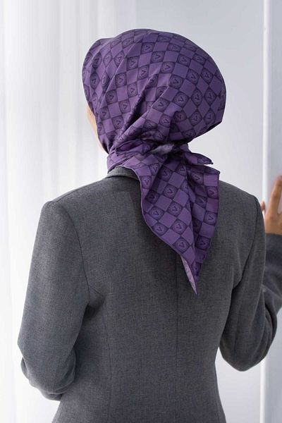 Vissona 100% Twill Silk Monogram με μοτίβο μωβ Χρώμα 90x90 Φουλάρι Σχήμα ραπτικής: Ράψιμο στο χέρι