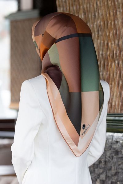 Vissona 100% Twill Silk Geometric Pattern Beige - Khaki Χρώμα 90x90 Σχήμα ραψίματος κασκόλ: Ράψιμο στο χέρι