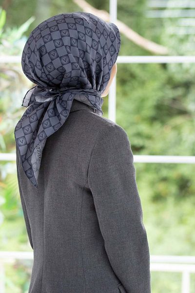 Vissona 100% Twill Silk Monogram με μοτίβο γκρι χρώμα 90x90 Σχήμα ραπτικής κασκόλ: Ράψιμο στο χέρι