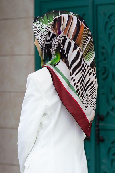 Vissona 100% Twill Silk Geometric Pattern Claret Red - Κρεμ χρώμα 90x90 Σχήμα ραπτικής κασκόλ: Ράψιμο στο χέρι
