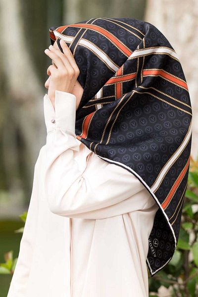 Vissona 100% Twill Silk Gold ριγέ μονόγραμμα με σχέδιο μαύρο - μαύρισμα 90x90 σχήμα ραπτικής κασκόλ: Ράψιμο στο χέρι