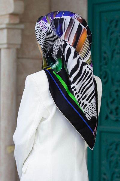 Vissona 100% Twill Silk Geometric Pattern Μαύρο - Πορτοκαλί Χρώμα 90x90 Σχήμα Ραπτικής Κασκόλ: Ράψιμο στο χέρι