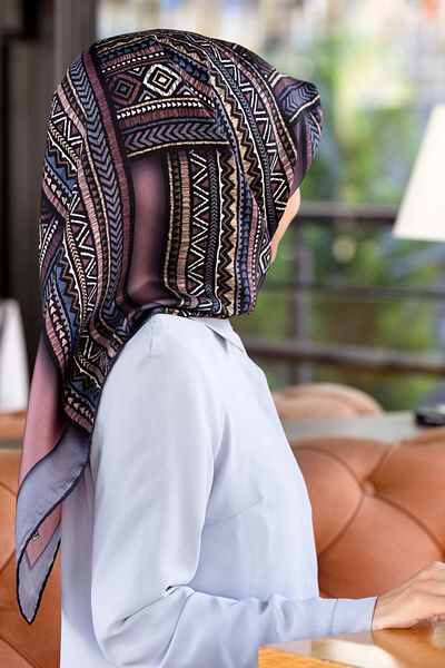 Vissona 100% Twill Silk Ethnic Pattern Powder - Γκρι Χρώμα 90x90 Φουλάρι Σχήμα Ραπτικής: Ράψιμο στο χέρι