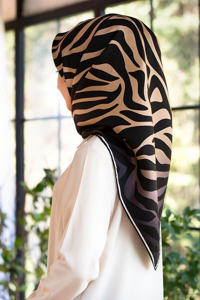 Vissona 100% Twill Silk Zebra Pattern Beige - Μαύρο Χρώμα 90x90 Σχήμα ραψίματος κασκόλ: Ράψιμο στο χέρι
