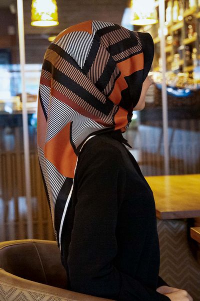 Vissona 100% Twill Silk Geometric Pattern Tan - Μαύρο Χρώμα 90x90 Φουλάρι Σχήμα Ραπτικής: Ράψιμο στο χέρι