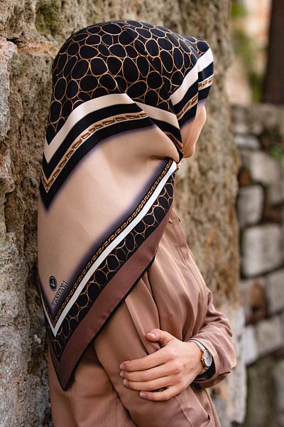 Vissona Μπεζ χρώμα 100% Twill Silk - Δαχτυλίδι μοτίβο, Καφέ ράψιμο, 90x90 Κασκόλ: Ράψιμο στο χέρι