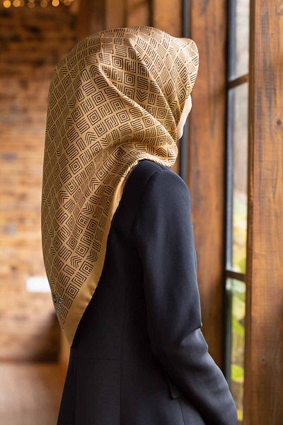 Vissona Σχήμα 90x90 - Ethnic Motif με μοτίβο Silk Twill Χρυσό και μαύρο κασκόλ: Ράψιμο στο χέρι