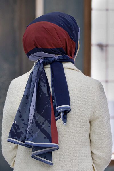 Vissona Luxury Medine Burgundy Indigo με γεωμετρικό σχέδιο - 75x195 Αντιρυτιδική κρεπ βρύα Τύπος ραφής Ιταλική