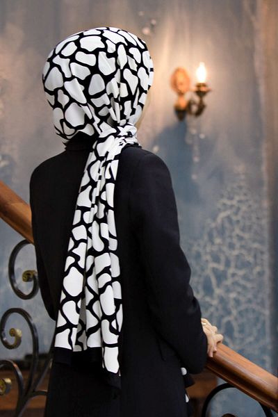 Vissona Luxury Medina Silk Geometric Pattern Μαύρο - Λευκό Χρώμα 75x195 Ανθεκτικό σάλι Moss Crepe Τύπος ραφής