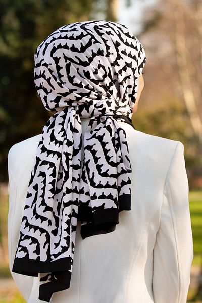Vissona Luxury Medina Silk Geometric Pattern Μαύρο - Λευκό Χρώμα 75x195 Ανθεκτικό σάλι Moss Crepe Τύπος ραφής