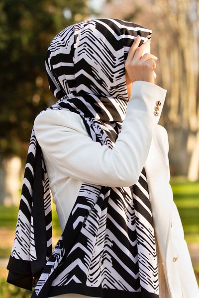 Vissona Luxury Medina Silk Geometric Pattern Μαύρο - Λευκό Χρώμα 75x195 Ανθεκτικό σάλι Moss Crepe Τύπος ραφής