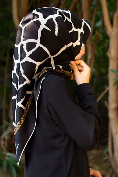Vissona 100% Twill Stone μοτίβο μαύρο - κρεμ χρώμα κασκόλ 90x90 Μέθοδος ραψίματος: Ράψιμο στο χέρι