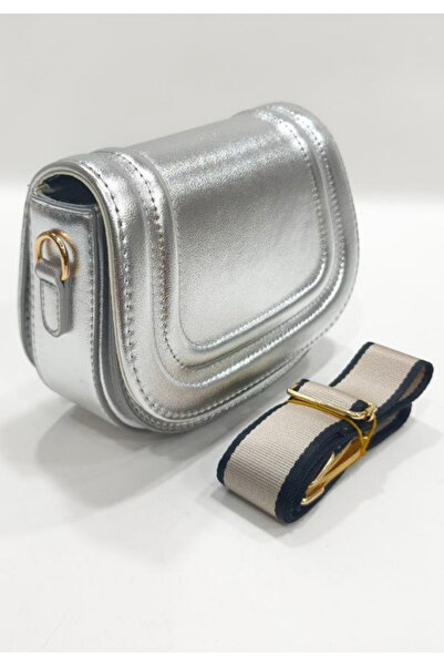 themoiss حقيبة كتف نسائية صغيرة الحجم بحزام من الجلد الصناعي اللامع