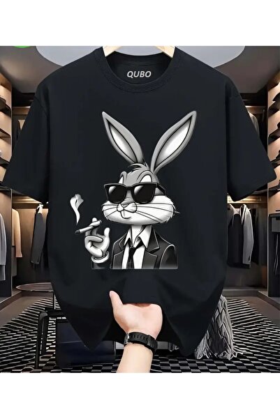 qubo sportswear & company تيشيرت أسود مطبوع عليه صورة للجنسين من كيوبو، بياقة...