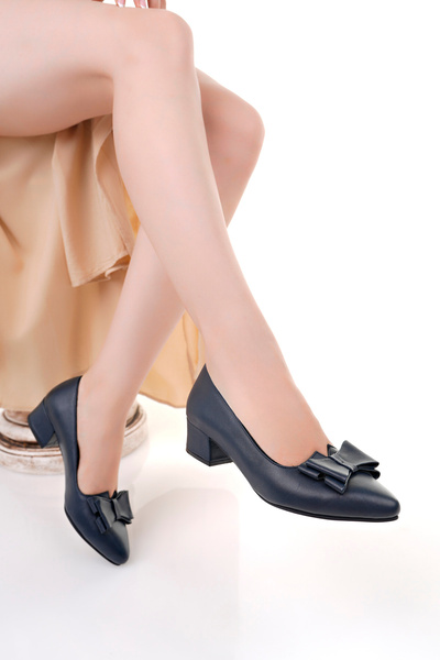 Akgün Terlik Kadın Hakiki Deri Lacivert Kısa Topuklu Fiyonk Detay Şık Ayakkabı