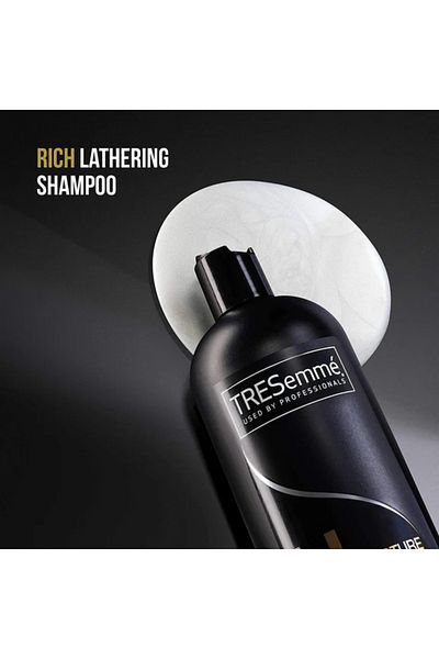 TRESemmé Moisture Rich Shampoo with 7x More Hydration, Professional Quality, 828ml