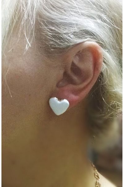 mos&more White Enamel Curved Heart Earrings