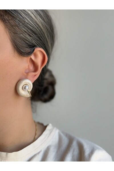 Owentis White Pearl Mussel Shell Earrings