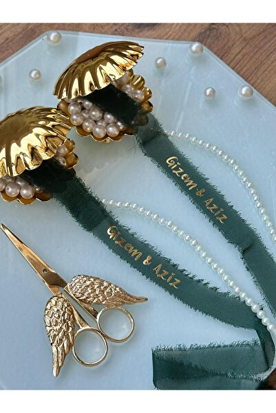 Atatuğ Hediyelik Kişiye Özel Söz Kurdelesi – İncili & İsim Baskılı Zümrüt Yeş...