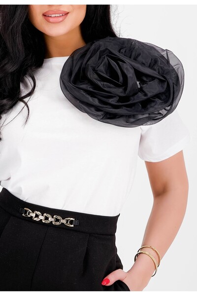 Crep Tricou alb din bumbac cu accesoriu floare