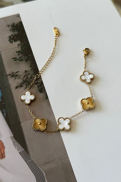 Trendy Butik سوار البرسيم باللون الأبيض والذهبي من الفولاذ