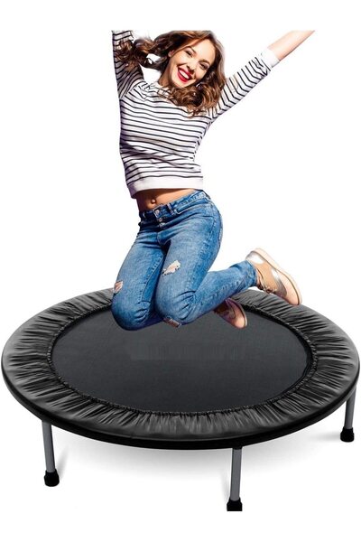 rexa ترامبولين صغير أو جهاز ارتداد للياقة البدنية مقاس 50 بوصة، من المحتمل استخدامه لممارسة التمارين الرياضية والأنشطة البدنية.