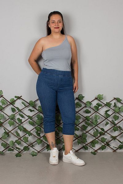 Truva XXL Plus Size Blue Denim Capri Pants – Comfortable and Stylish Design