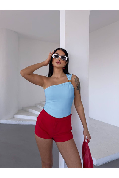 Caddebostan Moda Bluză elegantă pentru femei, cu un singur umăr, albastru bebeluș, cu accesorii cu detalii aurii