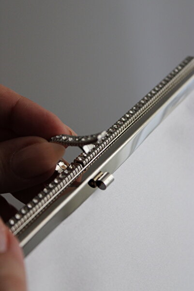 mossi Kadın Gümüş Saten Metal Çerçeveli Kenarı Taş Detaylı Zincirli Abiye Clutch Çanta