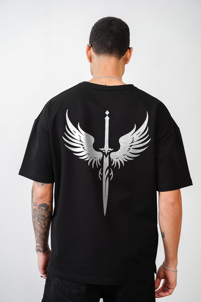 Butik Унисекс тениска с голям принт и тема „Меч и крило“