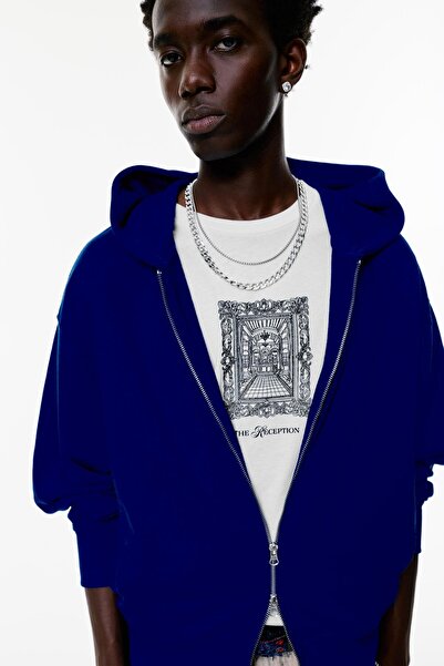 Pull & Bear تي شيرت جرافيكي بعنوان "الاستقبال"