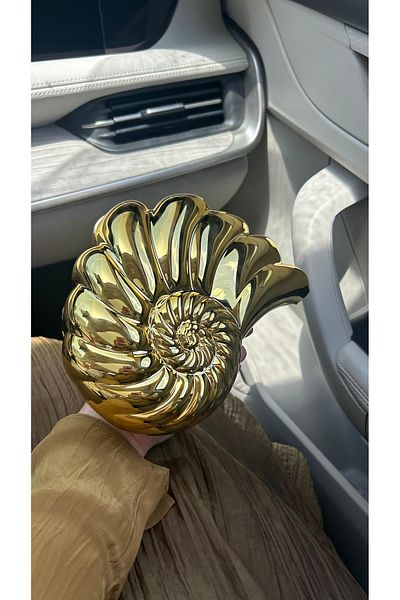 Merve Bayraktar Gold Mussel Bag Beauty