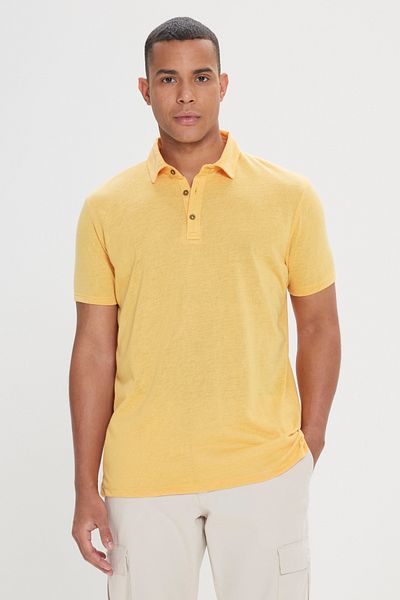 AC&Co / Altınyıldız Classics Dunkelgelbes Slim-Fit-T-Shirt für Herren mit schmalem Schnitt und Polo-Ausschnitt, schlichtes Freizeit-T-Shirt