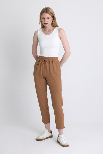 Rays Pantaloni elastici cu detaliu ciucuri și buzunare, culoare cafenie 4228